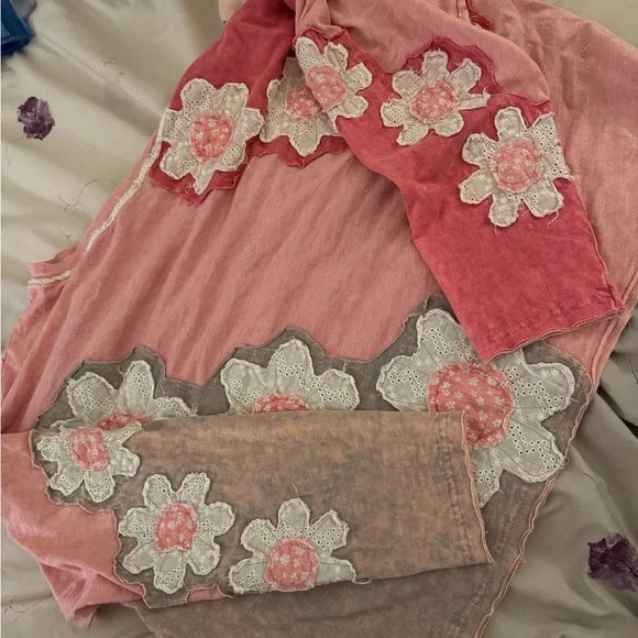 New Oli & Hali Pink and White Floral Pullover - Picture 5 of 5